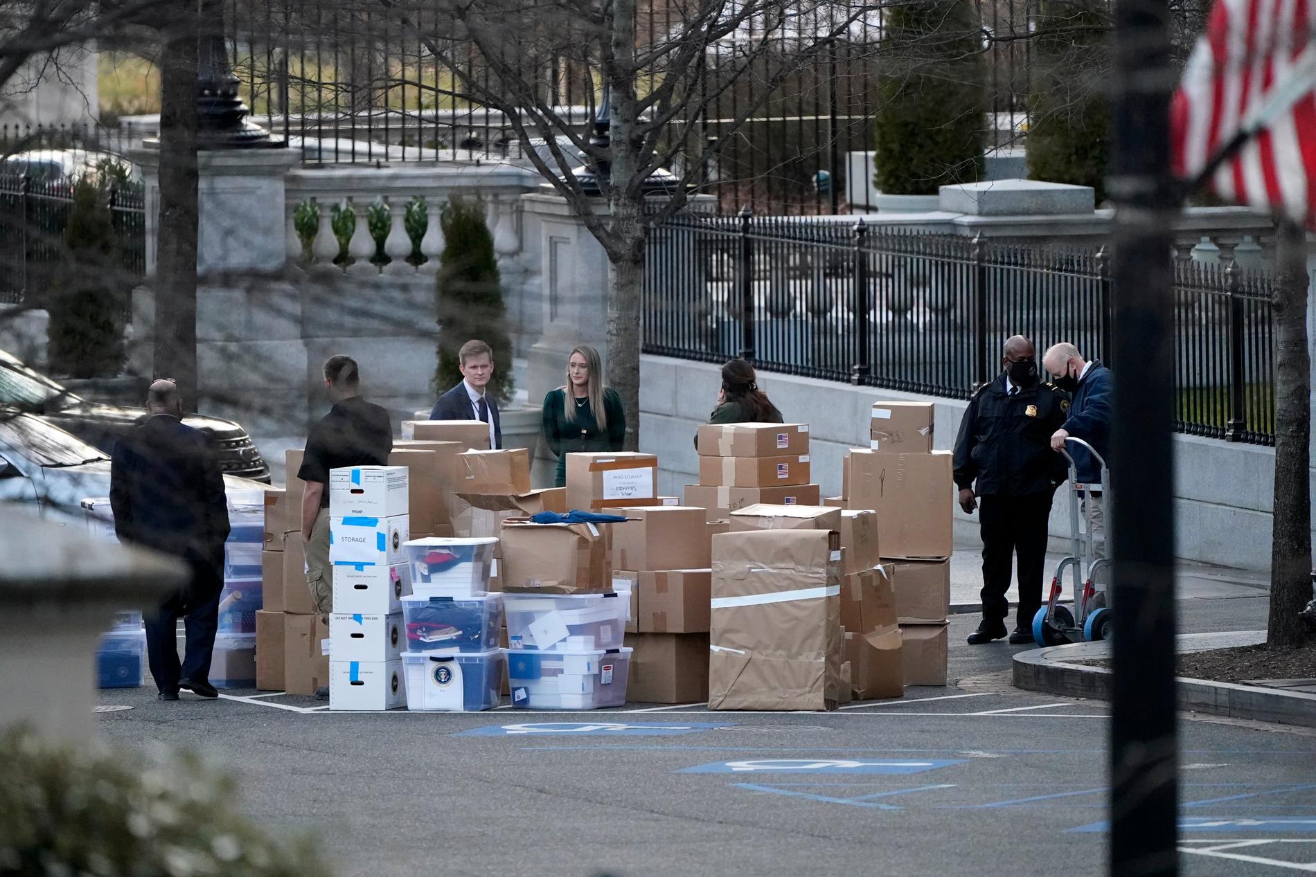 Flyttlådor utanför Vita huset i förra veckan. Enligt medier i Washington är det den avgående presidenthustrun Melania Trump som ligger bakom flyttbestyren.
