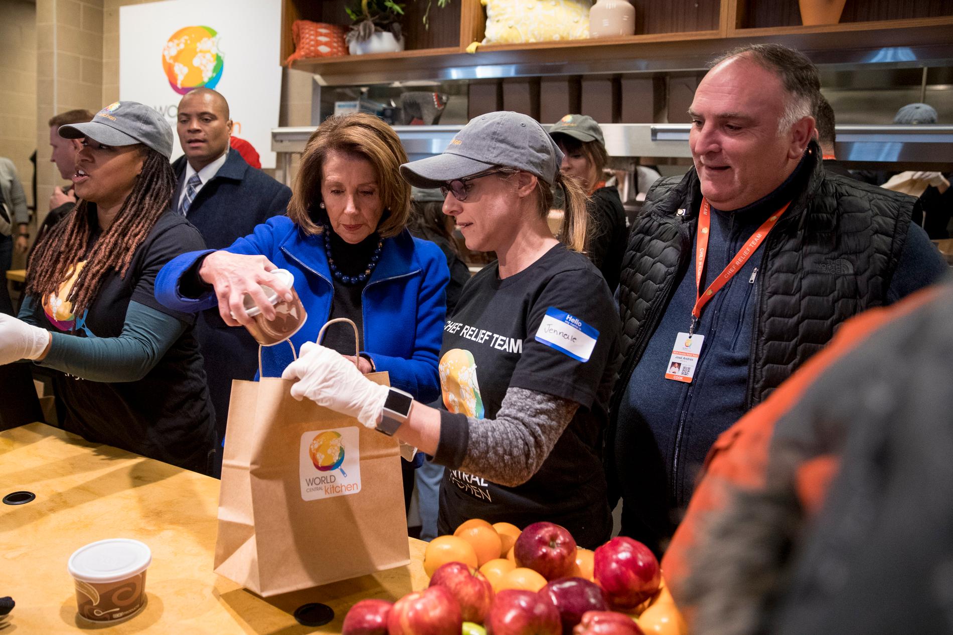 Representanthusets demokratiska talman Nancy Pelosi hos hjälporganisationen World Central Kitchen som delar ut mat till några av de 800 000 statsanställda som permitterats eller arbetar utan lön under den pågående nedstängningen.