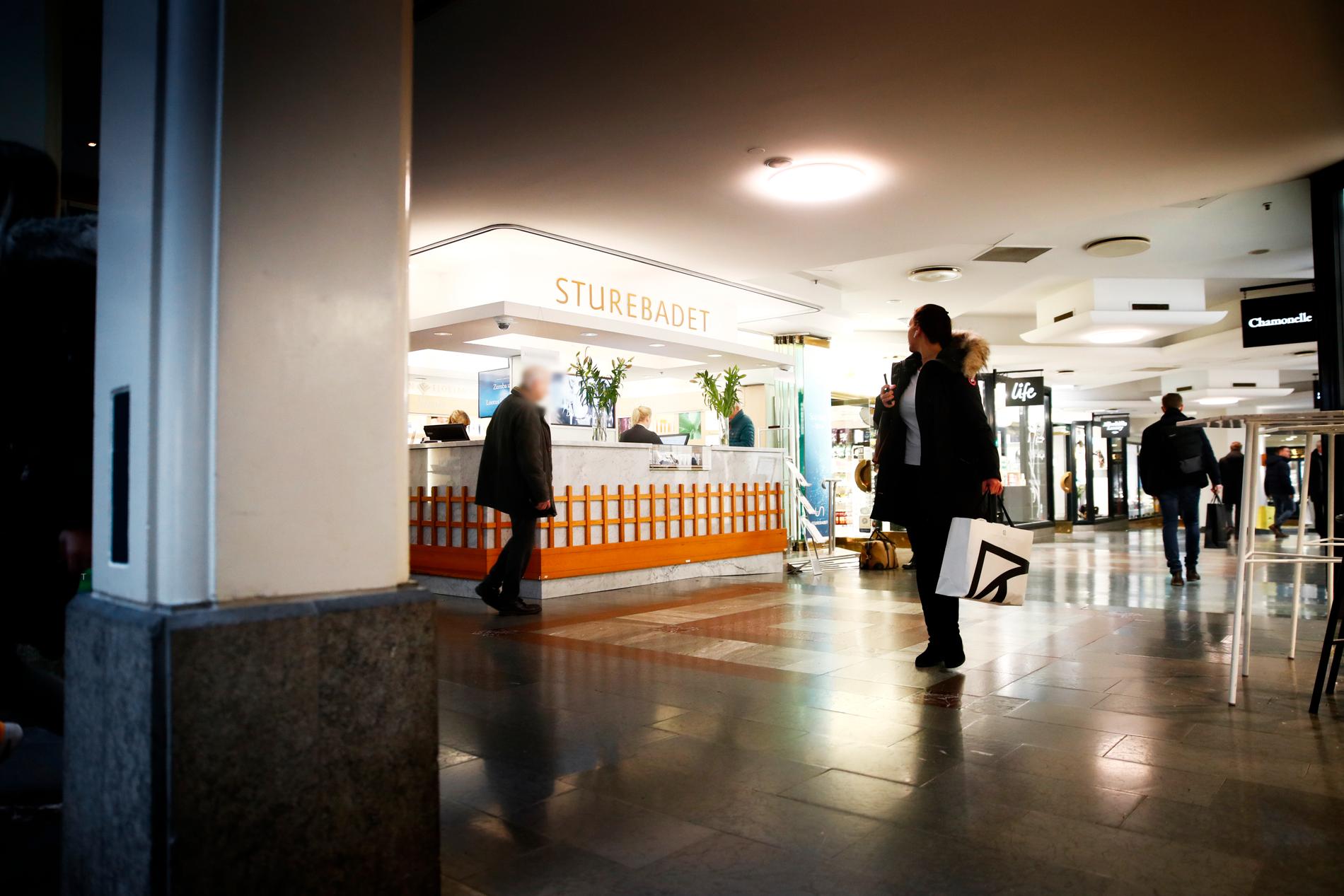 Kvinnan hade bokat en helkroppsmassage på anrika Sturebadet i Stockholm.