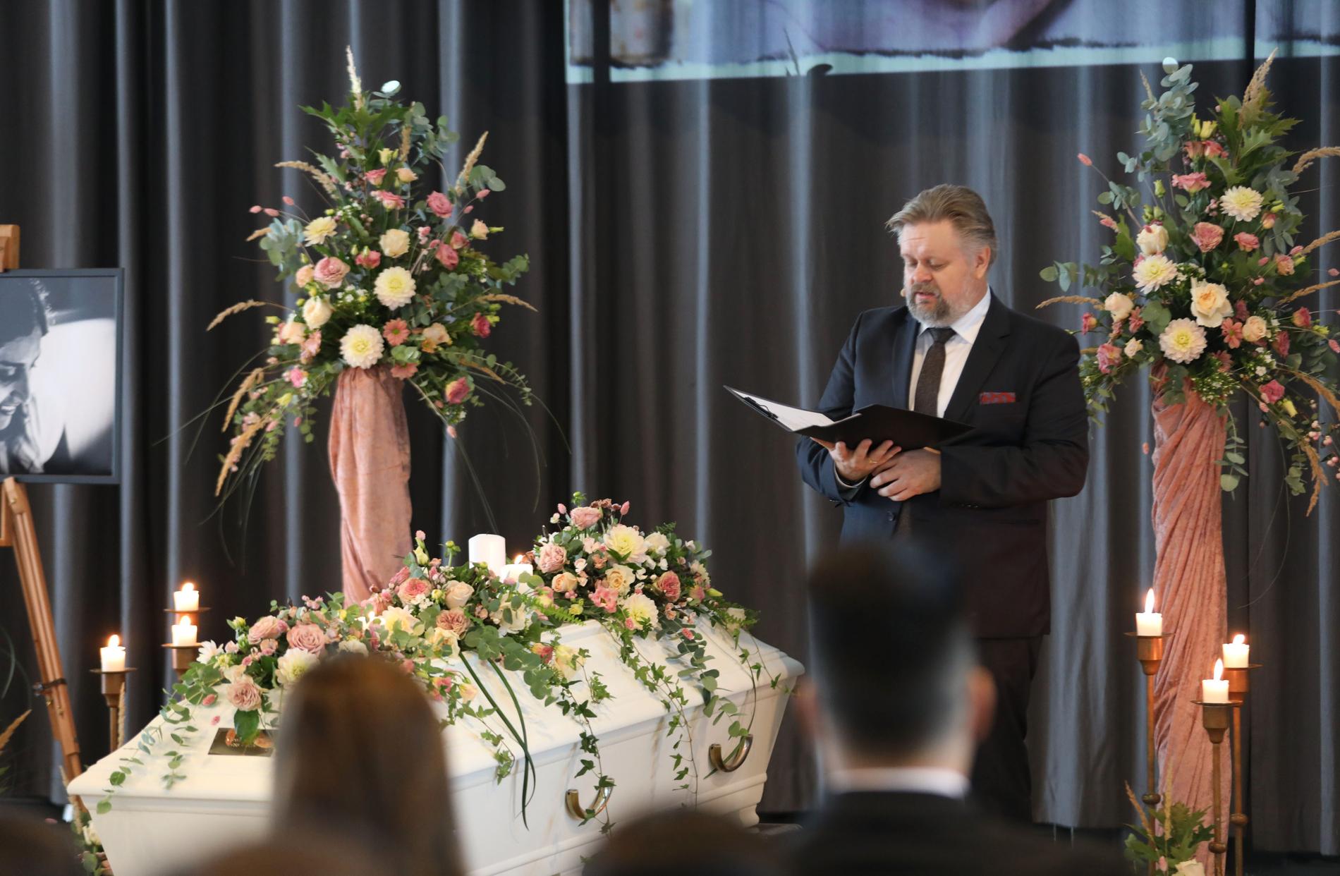 Begravningsentreprenören Jimmy Serler höll i den borgerliga ceremonin för Karolin Hakim. Han talade om ordet på allas läppar – varför. 