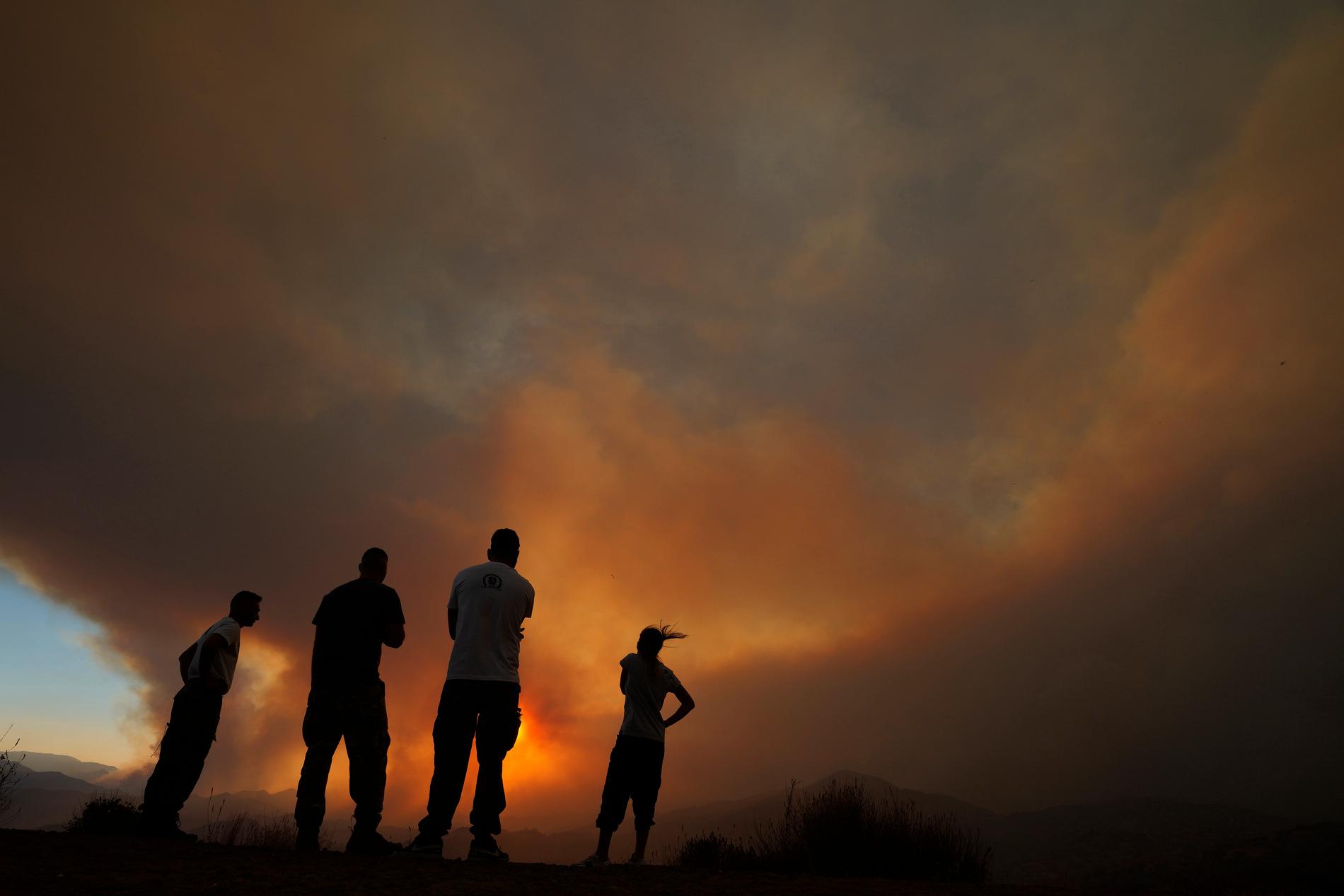 Boende betraktar elden över Larnacaberget