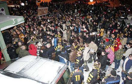 Skellefteå togs emot av jublande fans vid hemkomsten i natt.