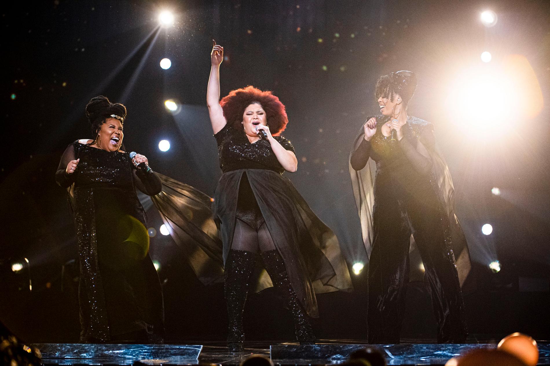The Mamas inleder sitt nummer i samma outfits och frisyrer som de bar när de tog hem segern i Melodifestivalen 2020 med låten ”Move”.