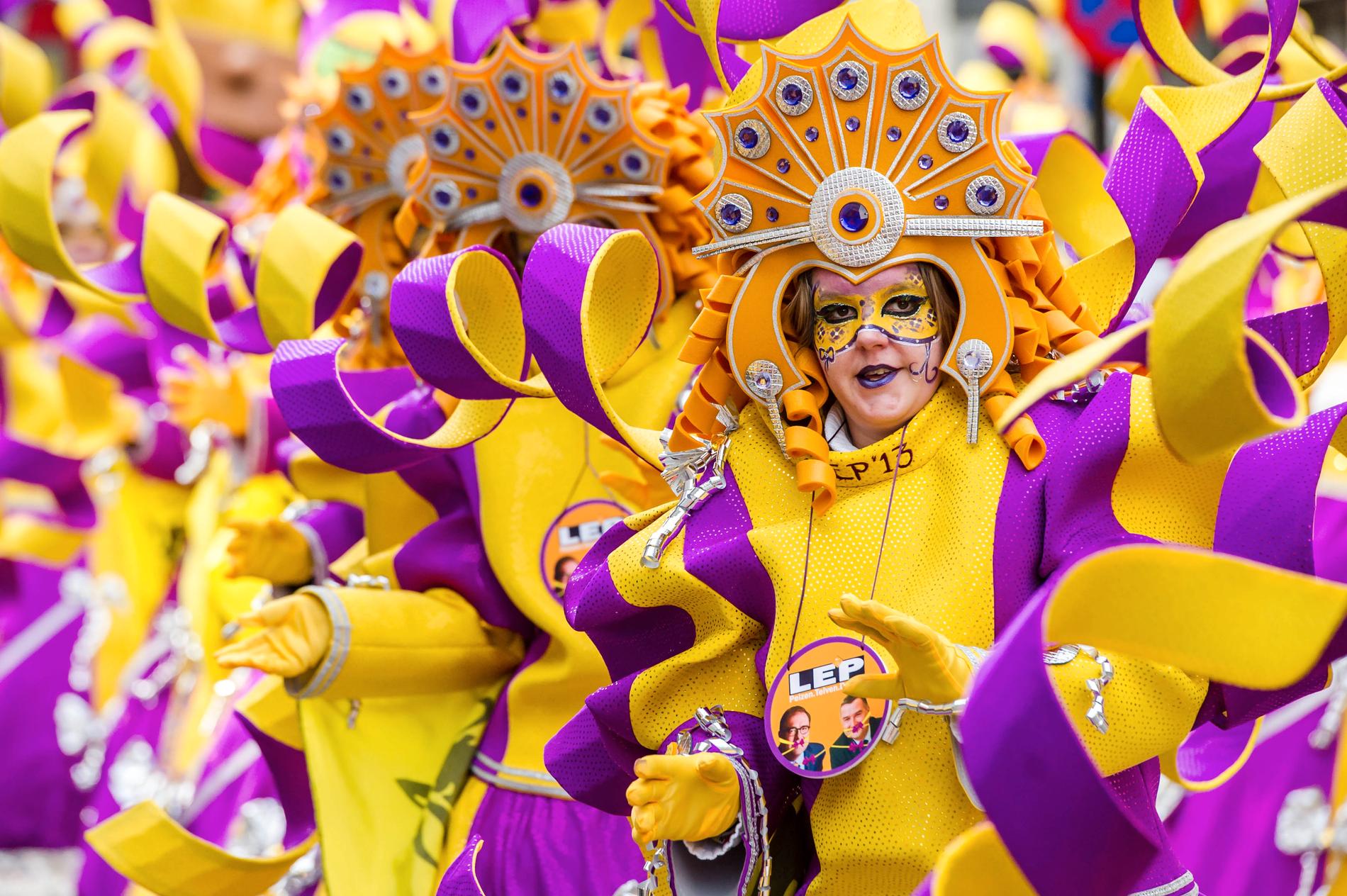 Tiotusentals åskådare följer varje år karnevalsparaden i Aalst, väster om Bryssel. Arkivfoto.
