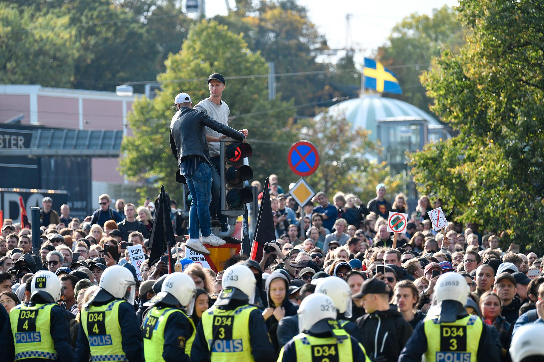 Motdemonstranter omringade av polisen vid Nordiska motståndsrörelsens (NMR) demonstration i centrala Göteborg på lördagen.