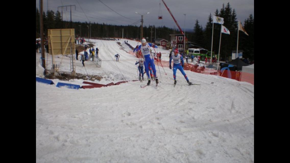 Johan Kristoffersson med startnummer 505 håller Calle Halfvarsson bakom sig i sitt sista lopp som längdskidåkare.