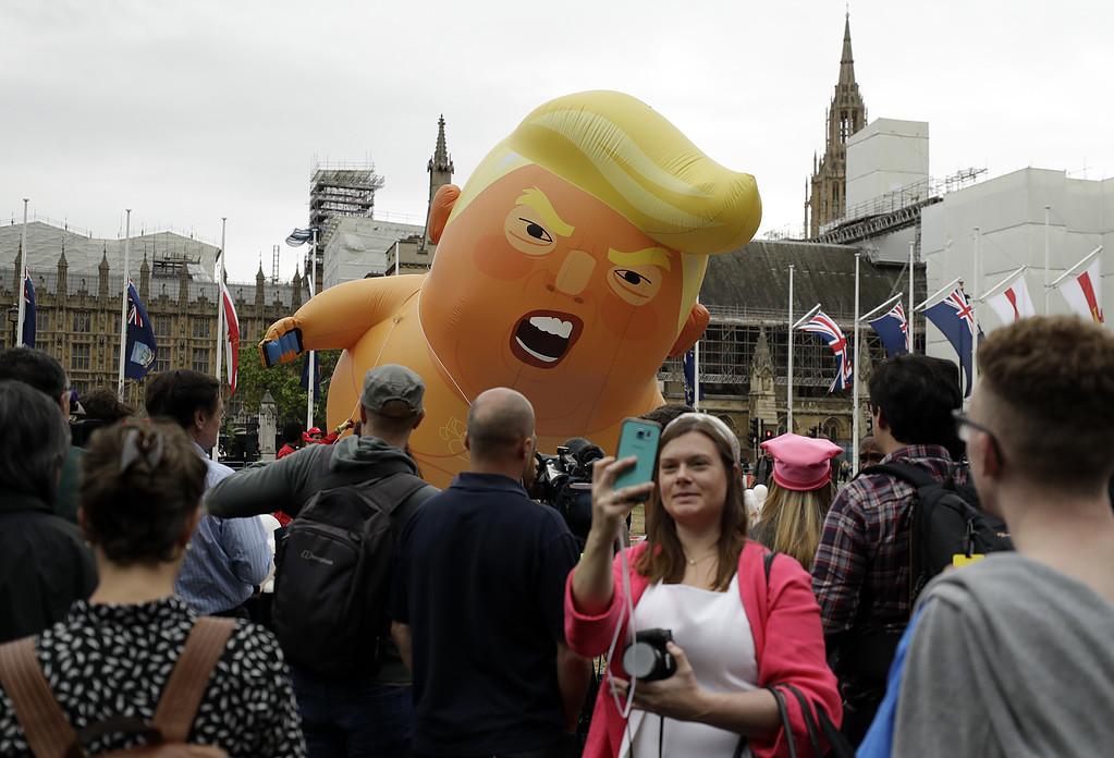 En stor balong föreställande president Trump som en arg baby tronar över protestanterna vid Parliament Square