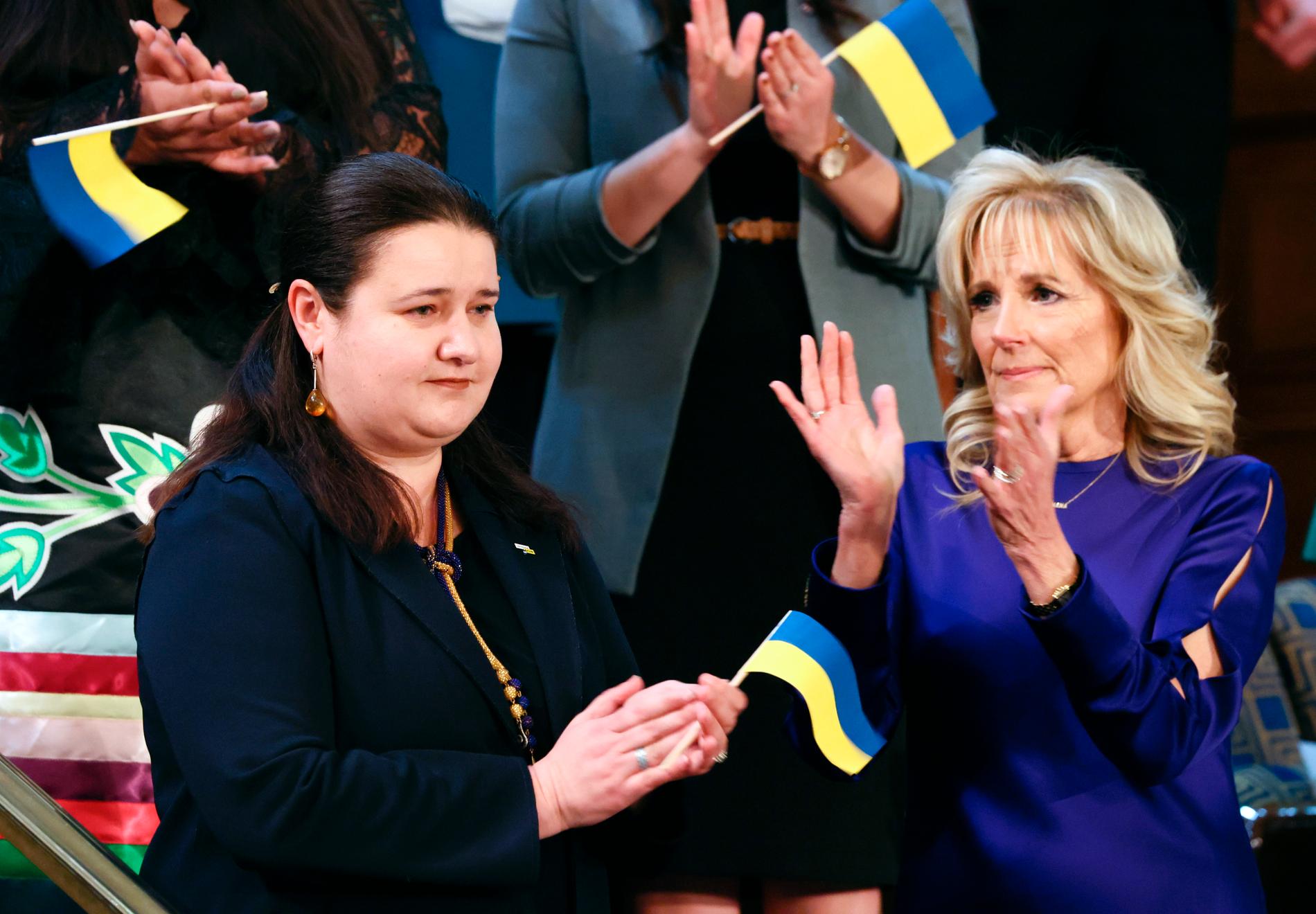 Ukrainas ambassadör i USA Oksana Markarova  (tv) hyllas under Bidens tal. Till höger presidenthustrun Jill Biden. 