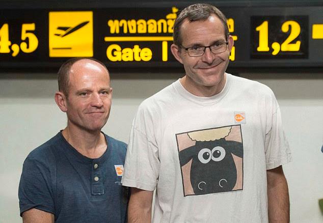 Brittiska Jason Mallinson, 50, och John Volanthen, 47, var med och räddade pojkarna i Thailand. 