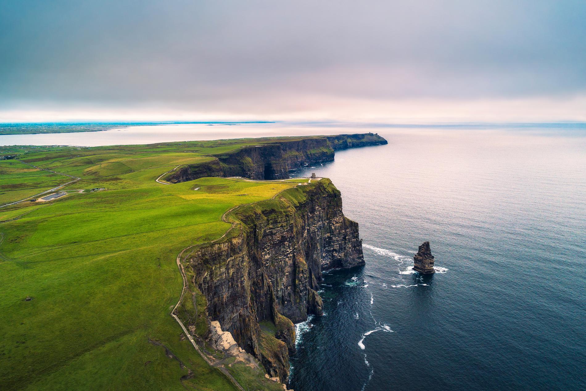 Cliffs of Moher på Irlands västkust är ett populärt resmål bland turister. 