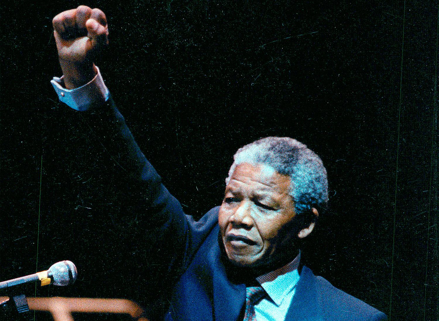 FRI!  Nelson Mandela i Sverige efter frigivningen 1990. Moderaterna kallade Mandela för terrorist och försökte stoppa sanktionerna mot apartheidregimen. Foto: Peter Kjellerås
