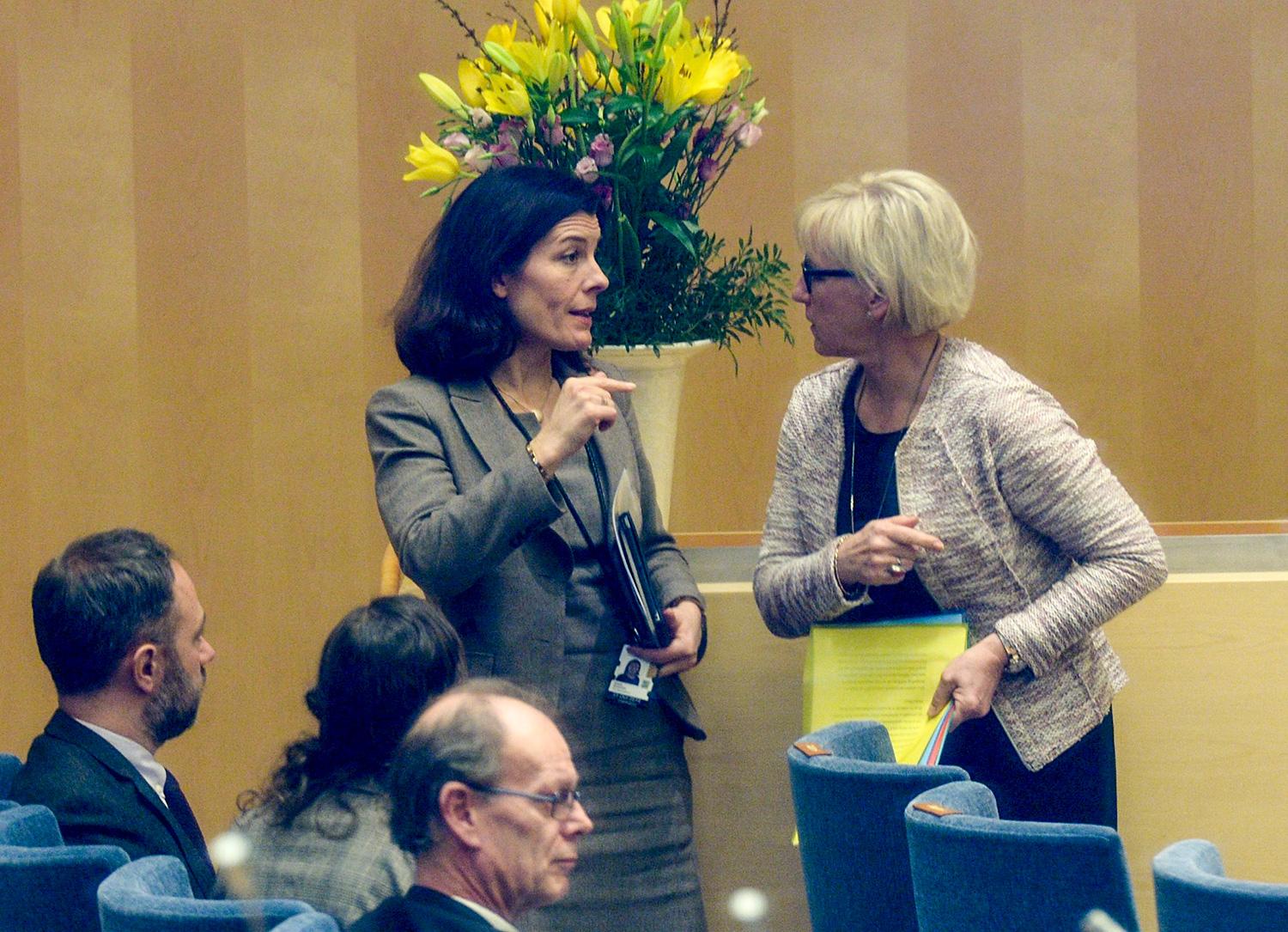 Har moderathöjdarna Karin Enström (till vänster) och Anna Kinberg Batra andra värderingar än Margot Wallström (till höger) när det gäller offentlig piskning, halshuggning och kvinnoförtryck, frågar sig Jan Guillou.