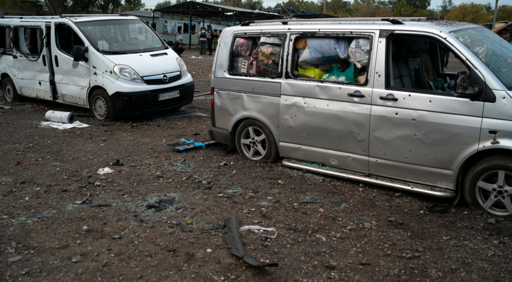 Förstörda bilar efter fredagens attack i Zaporizjzja.