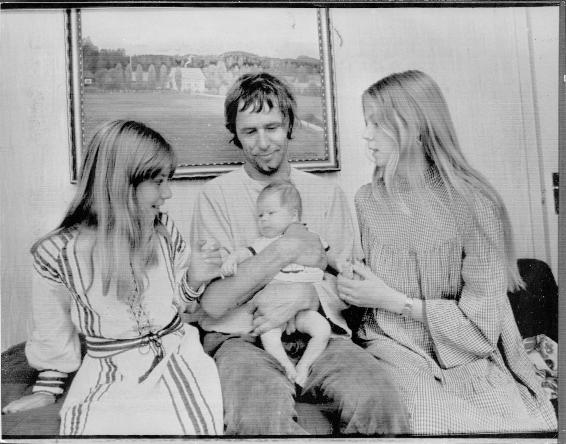 Stina Wollter tillsammans med pappa Sven, systern Stina och och brodern Kalle 1975.