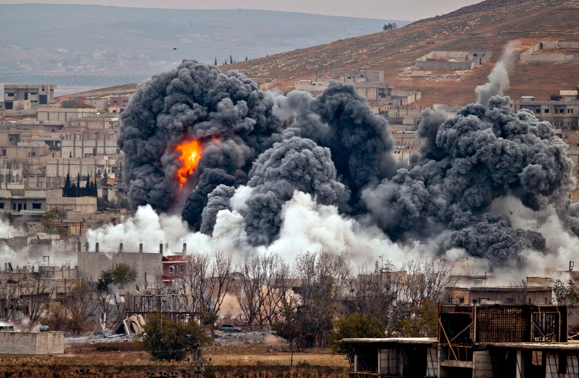 Rökmoln i staden Kobane i Syrien – efter en bombning från en USA-ledd koalitionsstyrka.