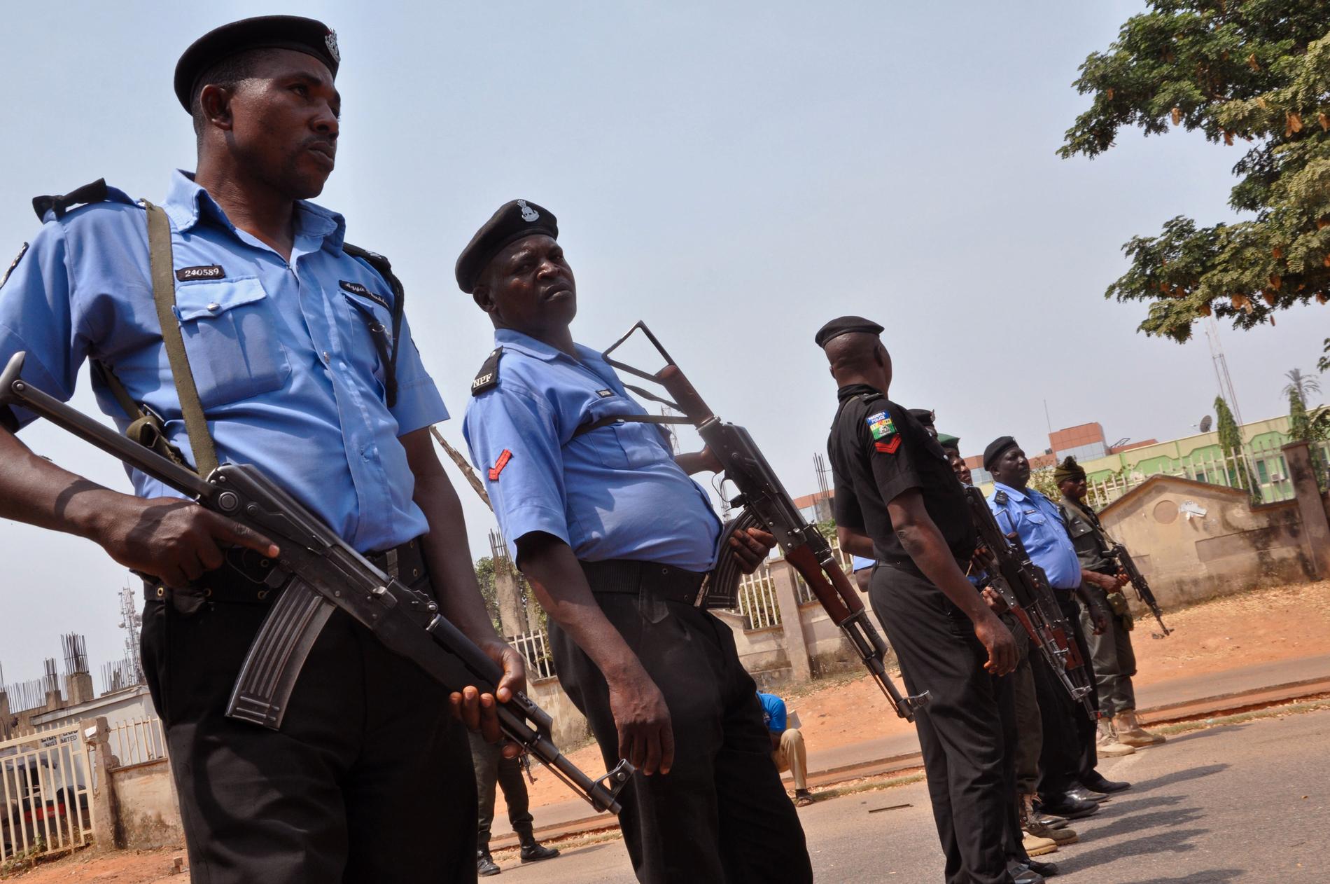Poliser spärrar av en väg i Nigerias huvudstad Abuja. De bör inte utmanas på duell, råder landets polismyndighet. Arkivbild.