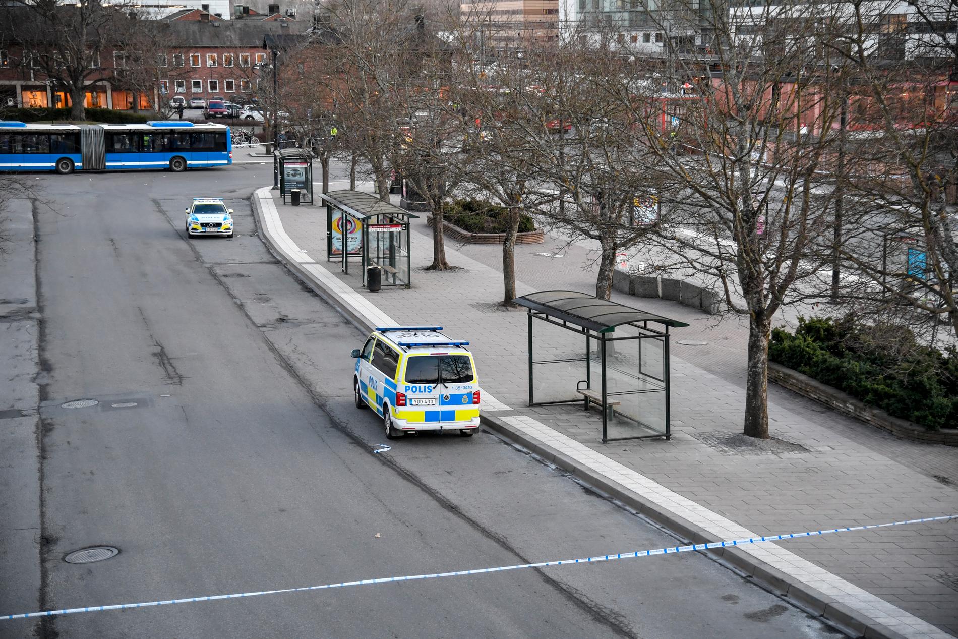 Det i vanliga fall vältrafikerade busstorget i Sollentuna centrum ligger öde sedan polisen spärrat av brottsplatsen där en man sköts ihjäl.