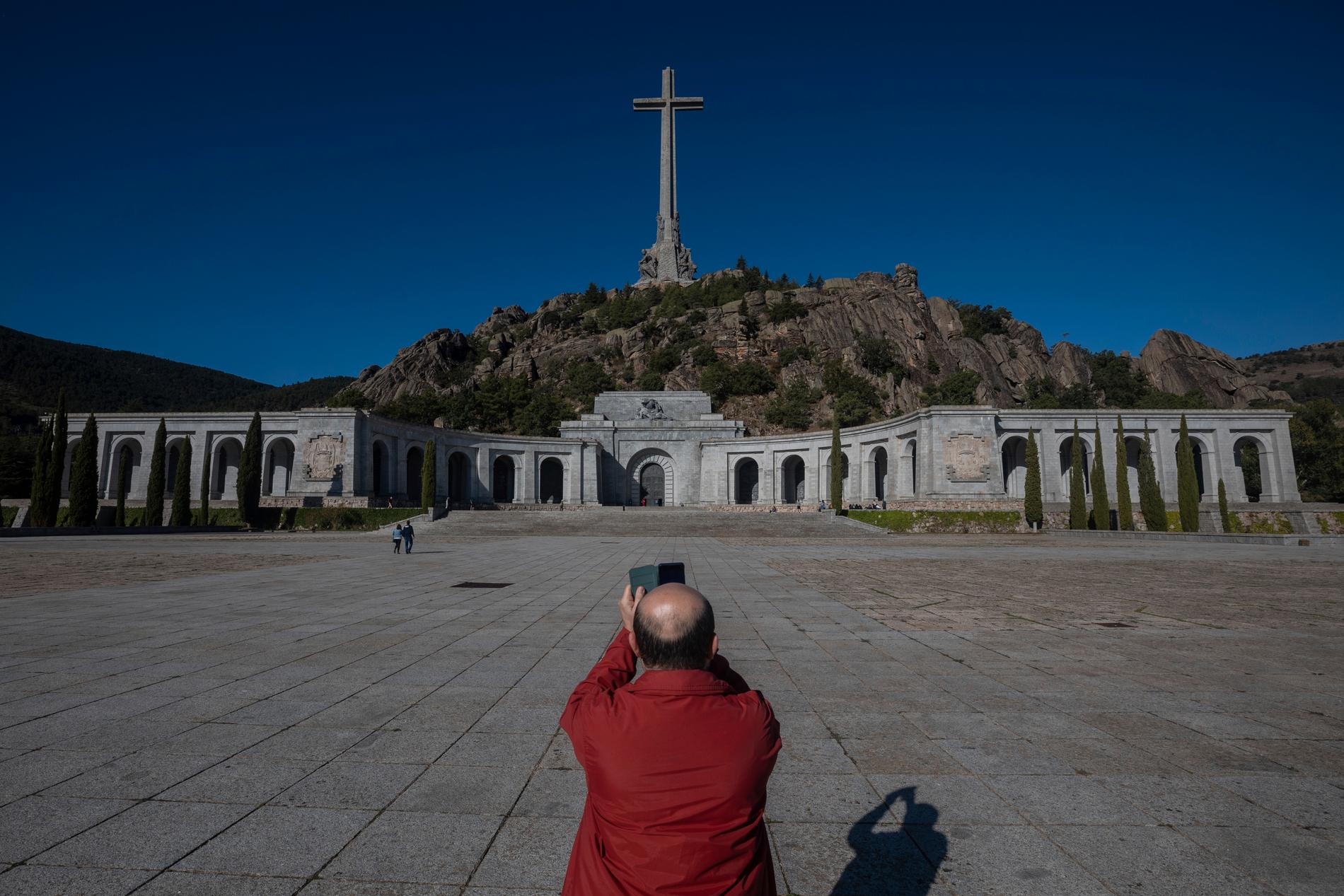 Det är dags för diktatorn Francisco Franco att byta viloplats. Han placerades i mausoleet i Valle de los Caídos (De stupades dal) efter sin död 1975. Nu väntar en familjegrav utanför Madrid. Kritiker anser att socialistregeringens beslut riskerar att öppna sår i samhället. Arkivbild.