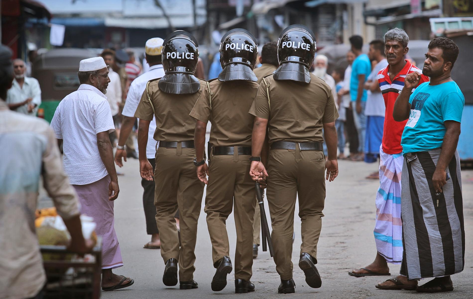 Poliser patrullerar i Sri Lankas största stad Colombo.