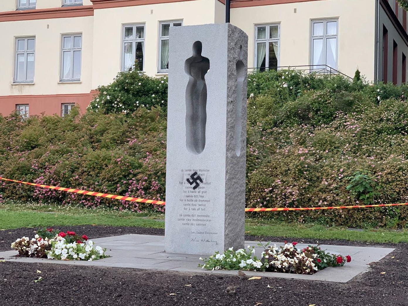 Natten till årsdagen vandaliserades minnesmärket i norska Tönsberg.
