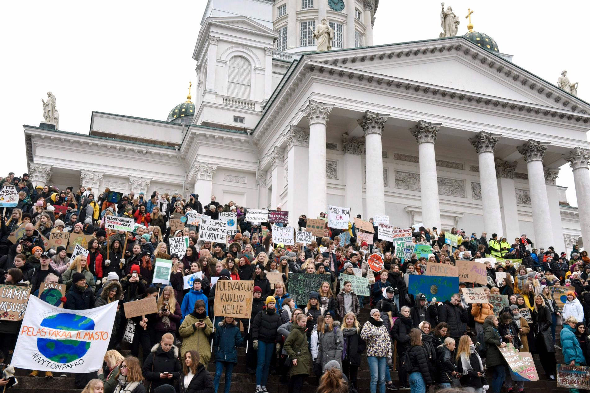 Hundratusentals skolungdomar över hela världen strejkade på fredagen för klimatet. Här i Helsingfors, Finland.