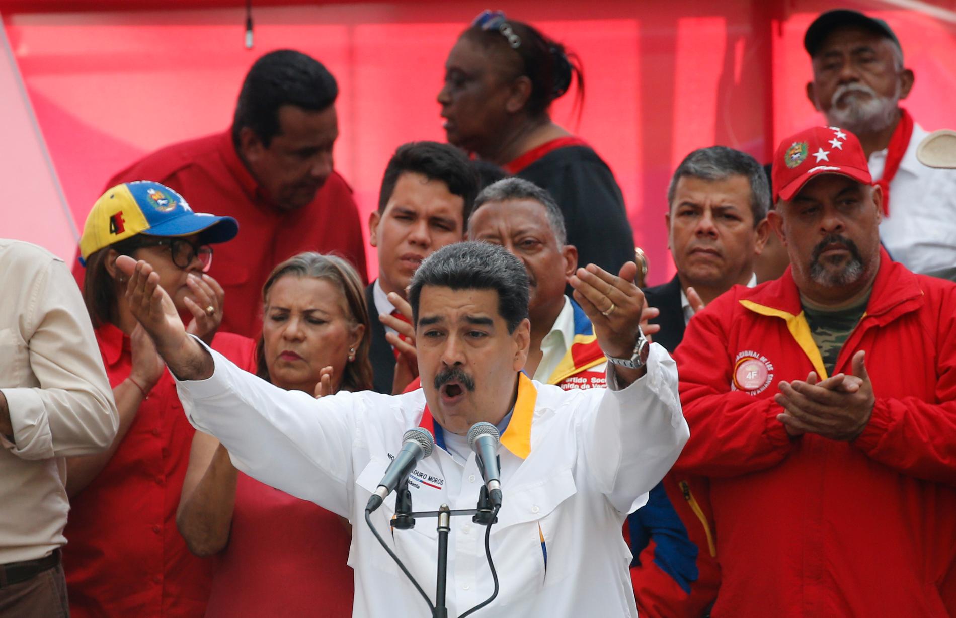 Venezuelas president Nicolás Maduro pratar till sina anhängare utanför presidentpalatset Miraflores i Caracas i slutet av maj. Opinionsmätningar visar att många av hans landsmän vill att Maduro avgår.