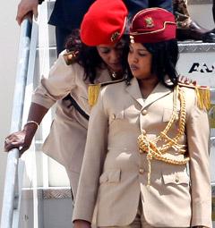 Två av diktatorns kvinnliga livvakter.