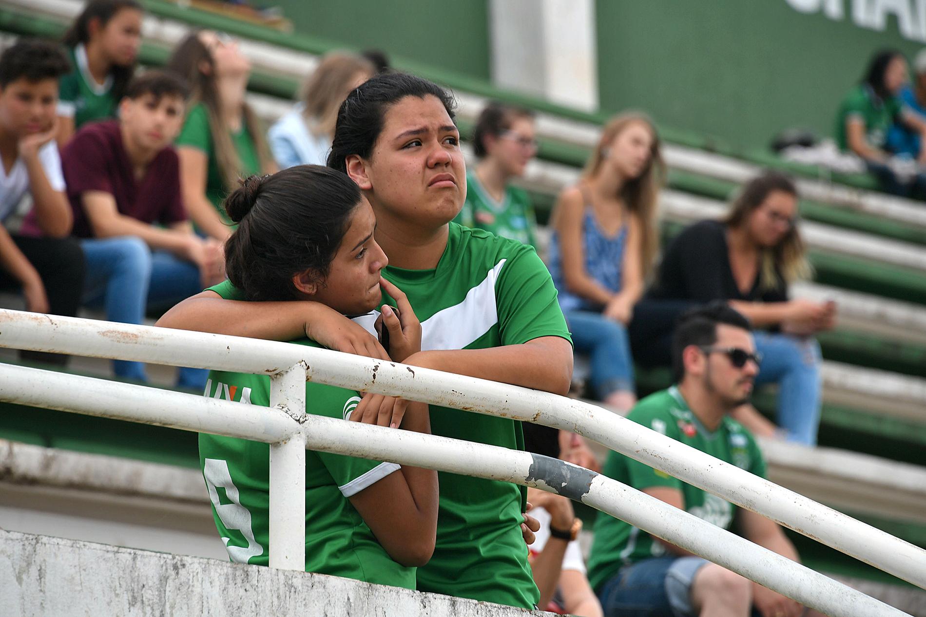 Människor i sorg har samlats på  Chapecoense Reals hemmaarena Arena Conda i Chapeco, södra Brasilien.