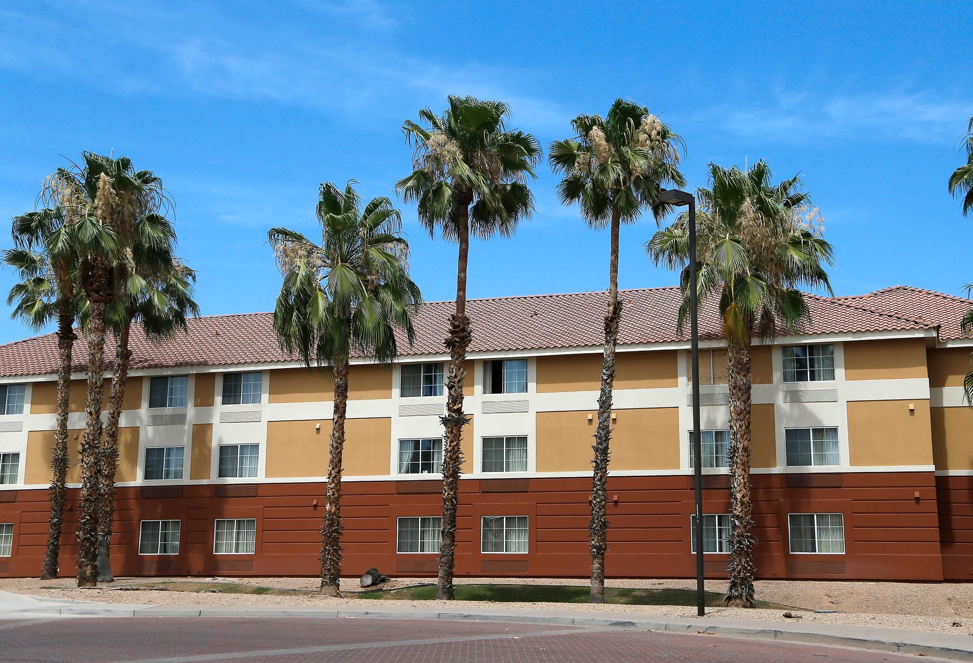 Jones barrikaderade sig på ett motellrum i Scottsdale i Arizona.