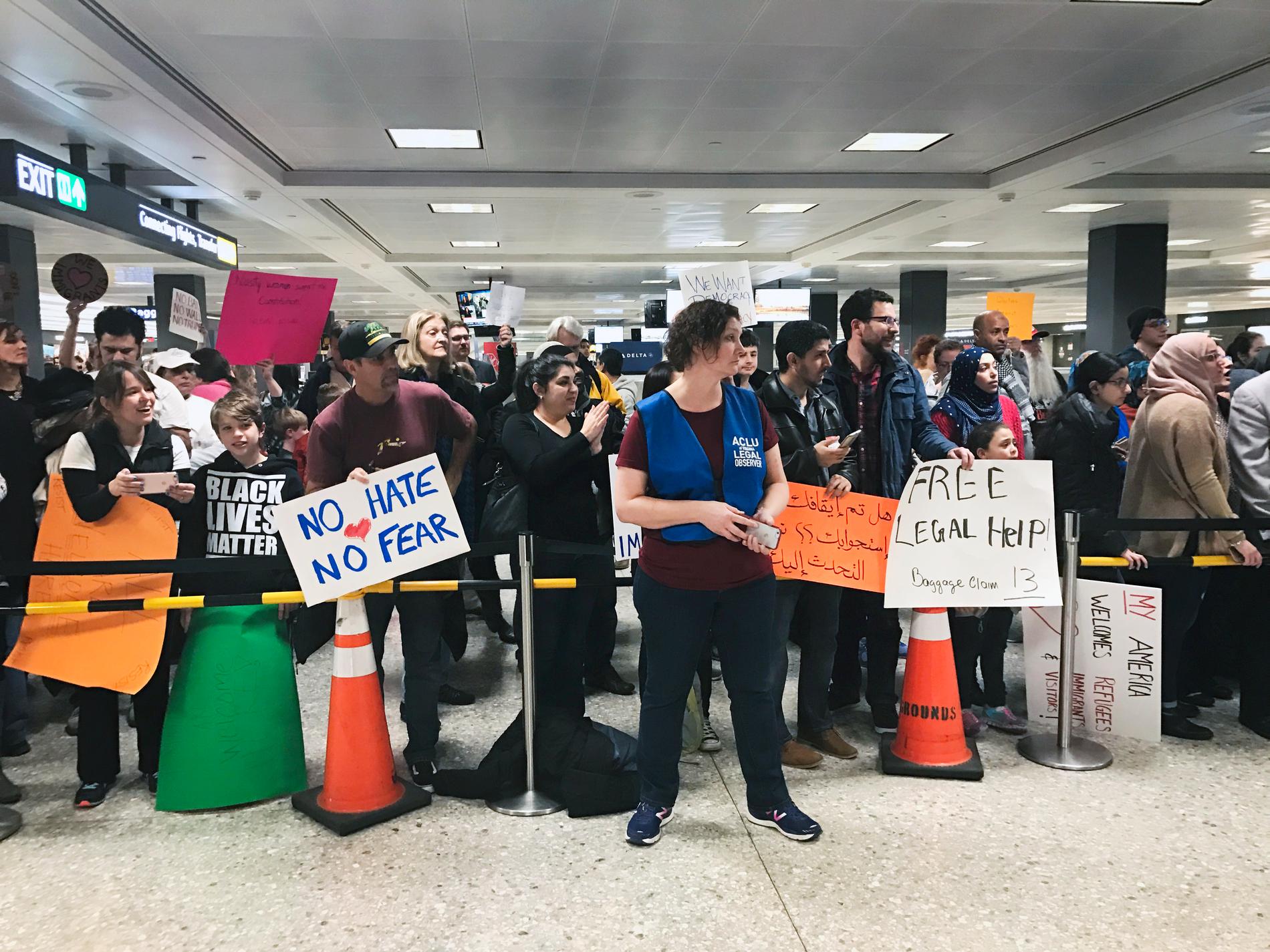Protester på flygplatsen i Washington.