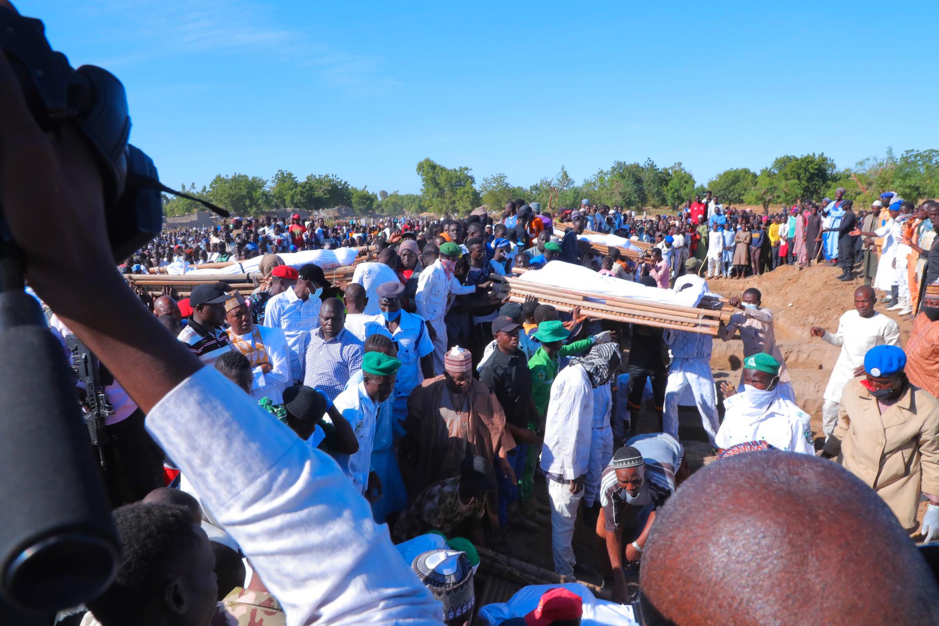 I söndags begravdes flera av offren för helgens brutala jihadistattack i nordöstra Nigeria.