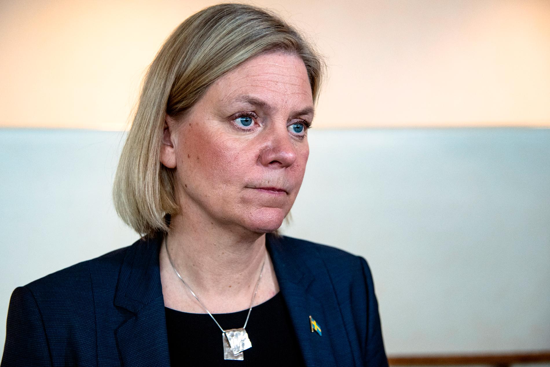 Statsminister Magdalena Andersson (S) är ute och cyklar. 