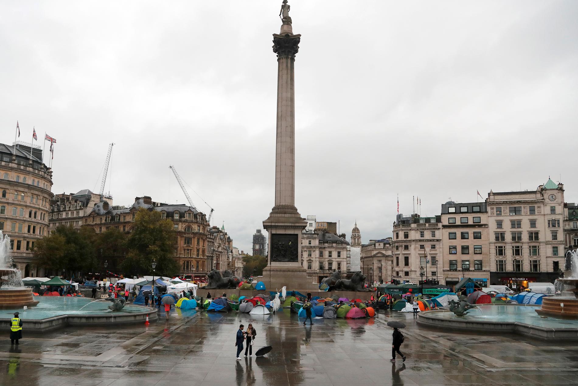 Medlemmar i nätverket Extinction Rebellion vid en annan protest, på Trafalgar Square, under måndagen.