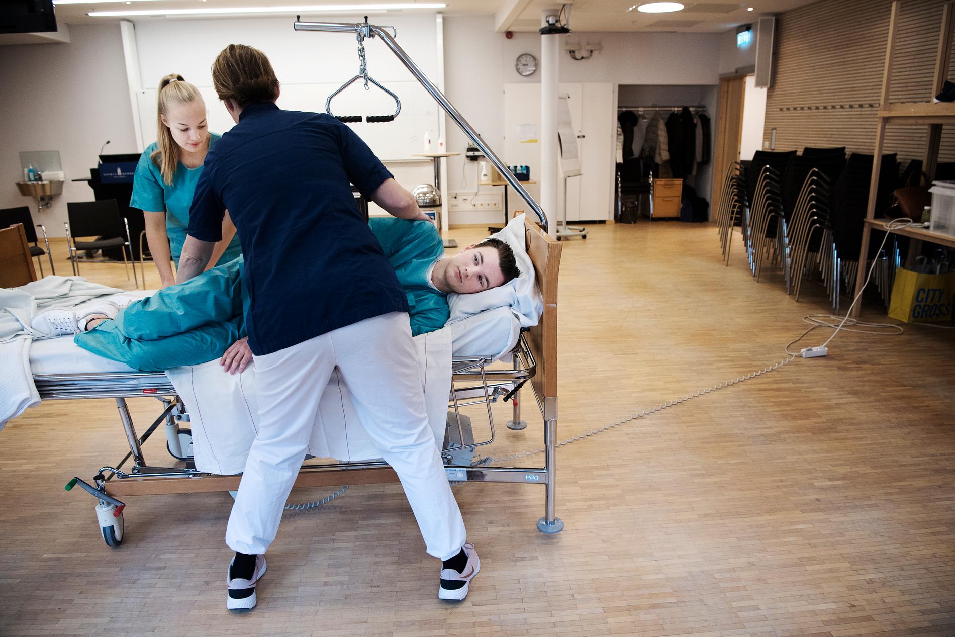 Mathilda Malm och Filip Palmgren från SAS får en snabbkurs i sjukvård.