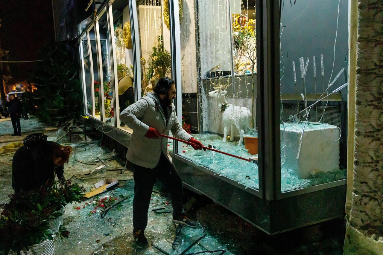 Kaféer, bostadshus, hotell och affärer skadades i attacken. 