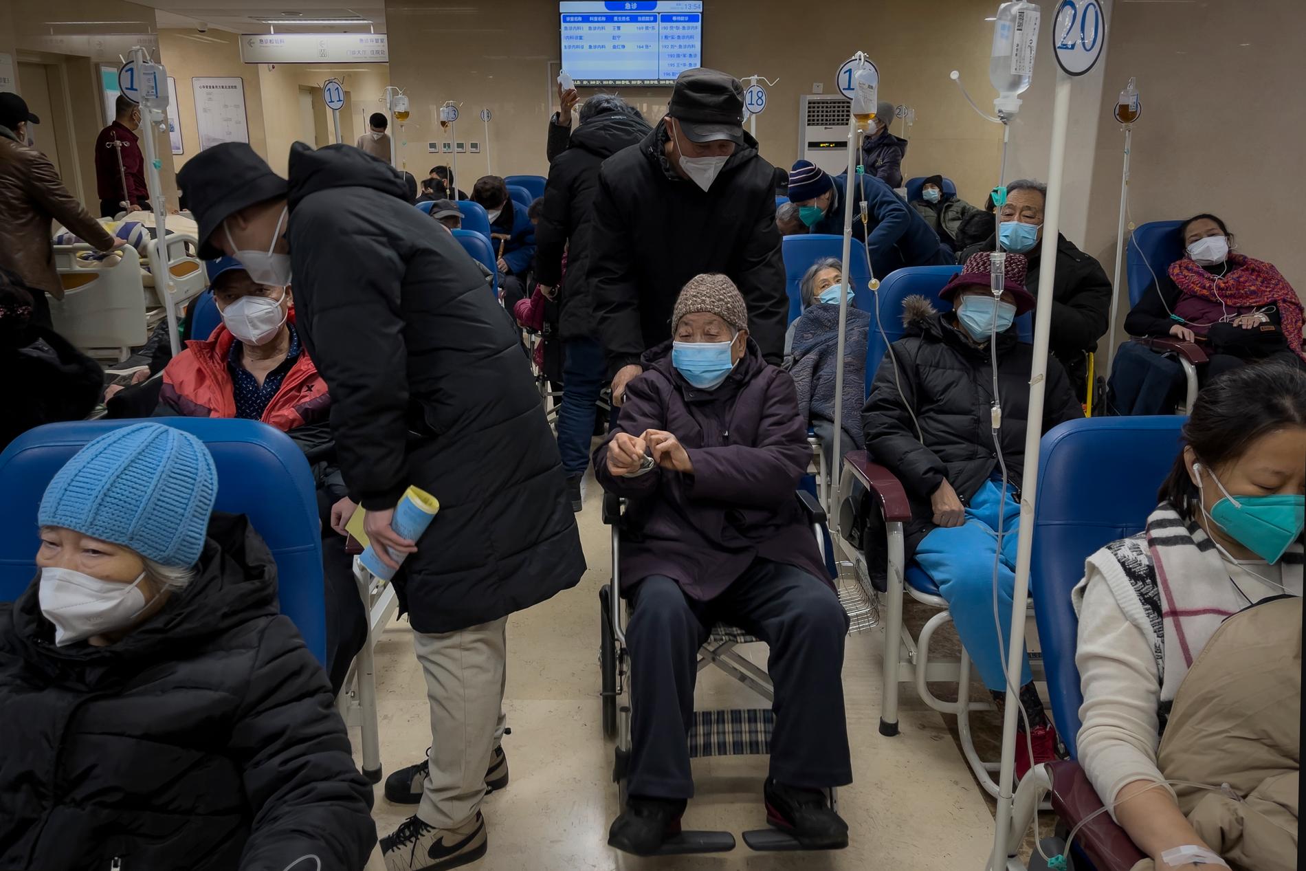 Antalet covidfall ökar drastiskt i Kina. Scener från en akutmottagning under tisdagen.