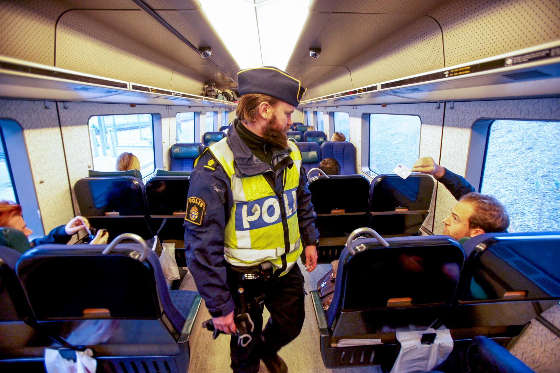 Polis kontrollerar id-kort och pass för resande på tåget från Danmark (Arkivbild).