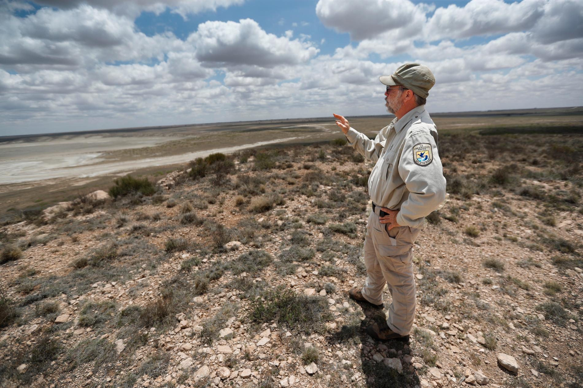 Biologen Jude Smith betraktar en tom sjö i Muleshoe National Wildlife Refuge i Texas. Sjön får sitt vatten från Ogallalas reservoar som blir allt torrare.