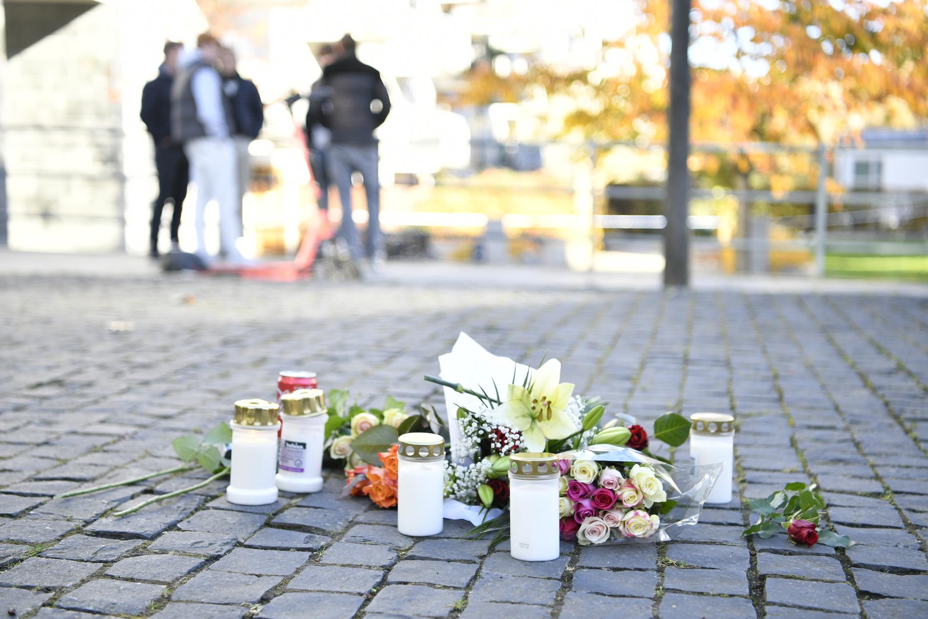 Blommor och ljus lämnades i närheten av platsen där dödsskjutningen ägde rum.