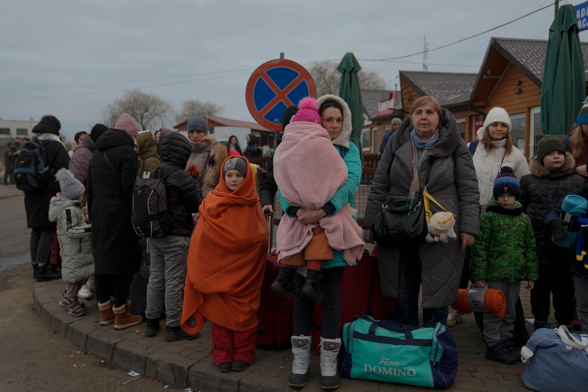 Människor på flykt från Ukraina vid polska gränsen, lördag 5 mars. 