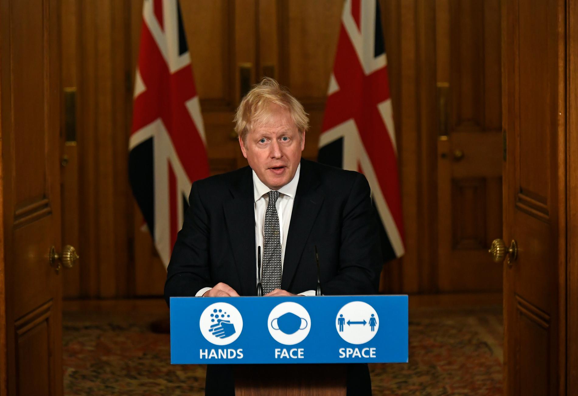 Storbritanniens premiärminister Boris Johnson meddelar att nya virusrestriktioner införs under en nästan fyra veckor lång period.