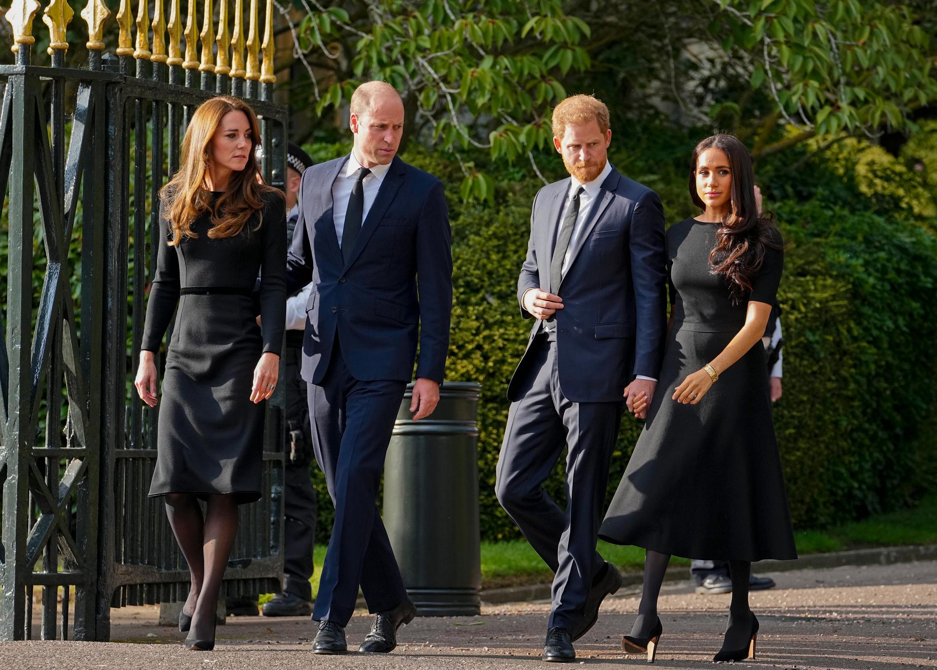 Prinsessan Kate här tillsammans med prins William, prins Harry och Meghan. 