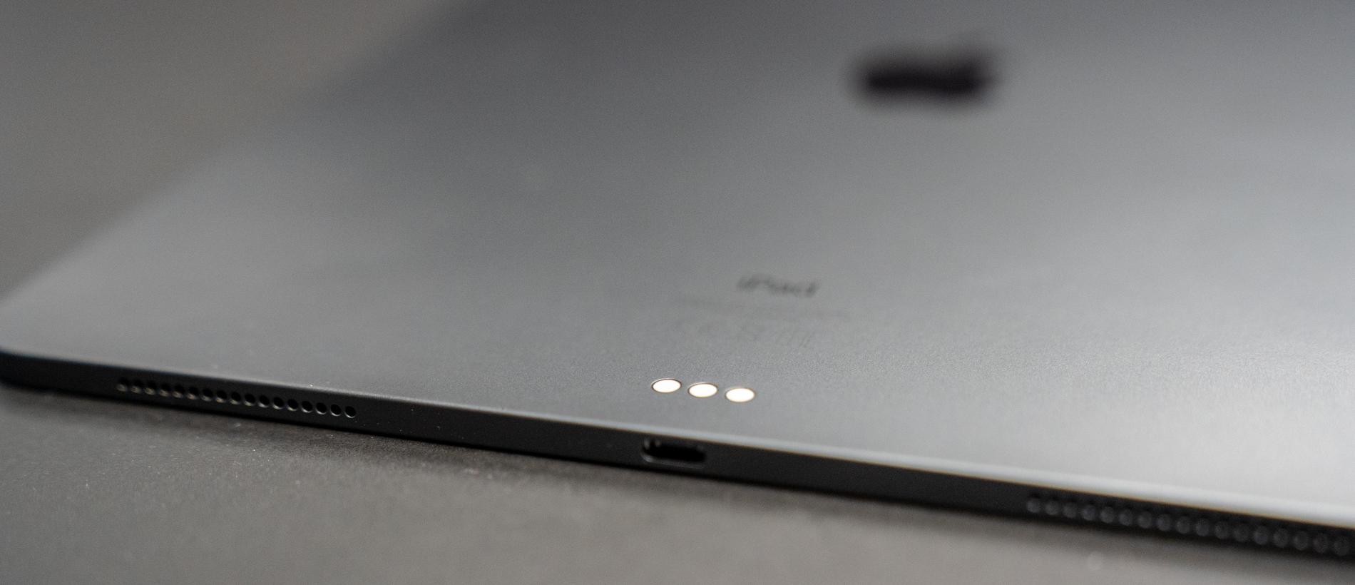 Apples smarta tangentbord kopplas in via tre anslutningspunkter på baksidan av Ipad Pro.