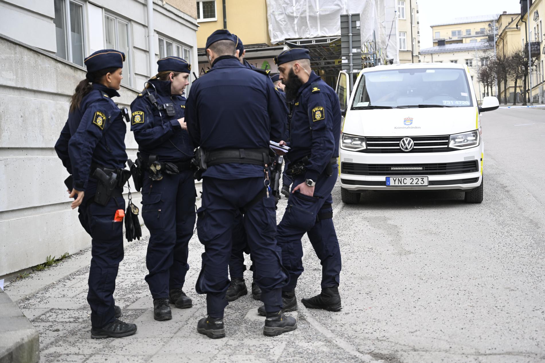 Poliser på plats i centrala Södertälje.