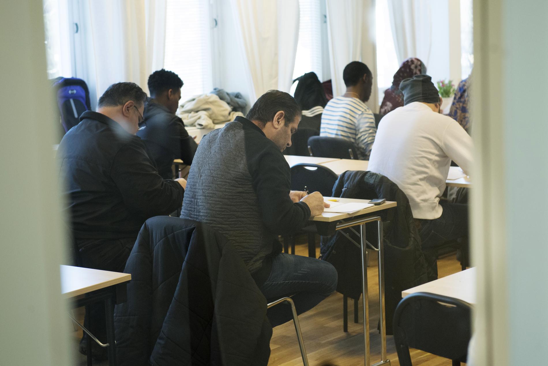 Asylsökande lär sig svenska på ett utbildningscenter för Sfi, svenska för invandrare, i Täby 2017.