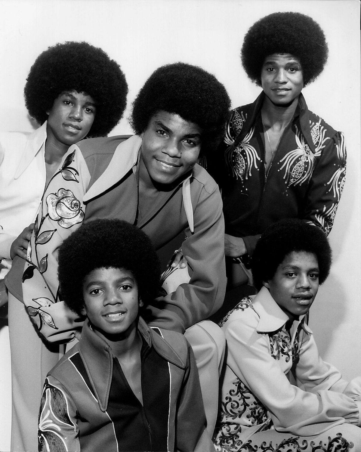 Jackson five Jermaine, Jackie och Tito. På den undre raden Michael och Marion.