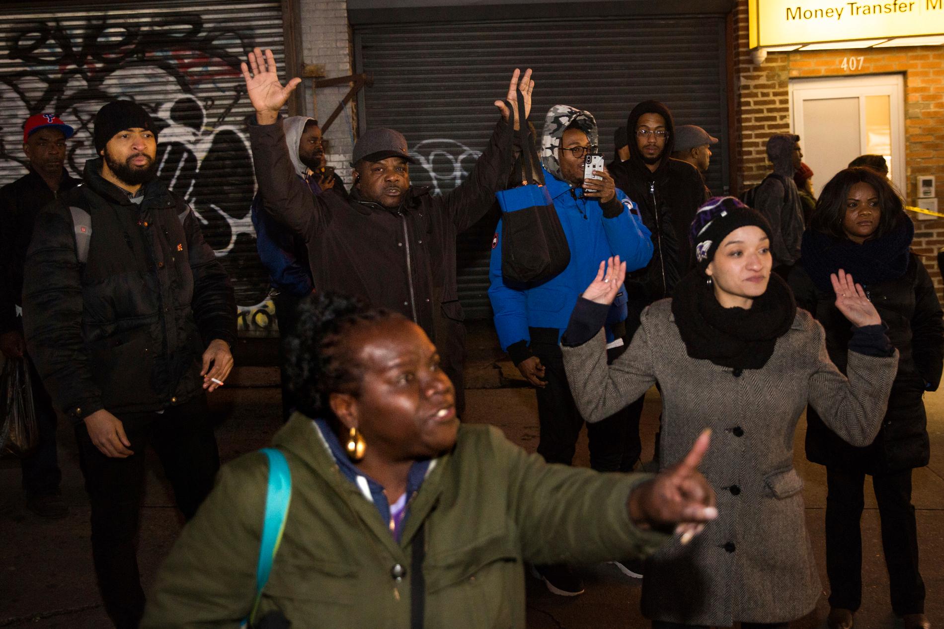 Boende i Brooklyn protesterar efter att polis skjutit ihjäl en obeväpnad svart man i området.