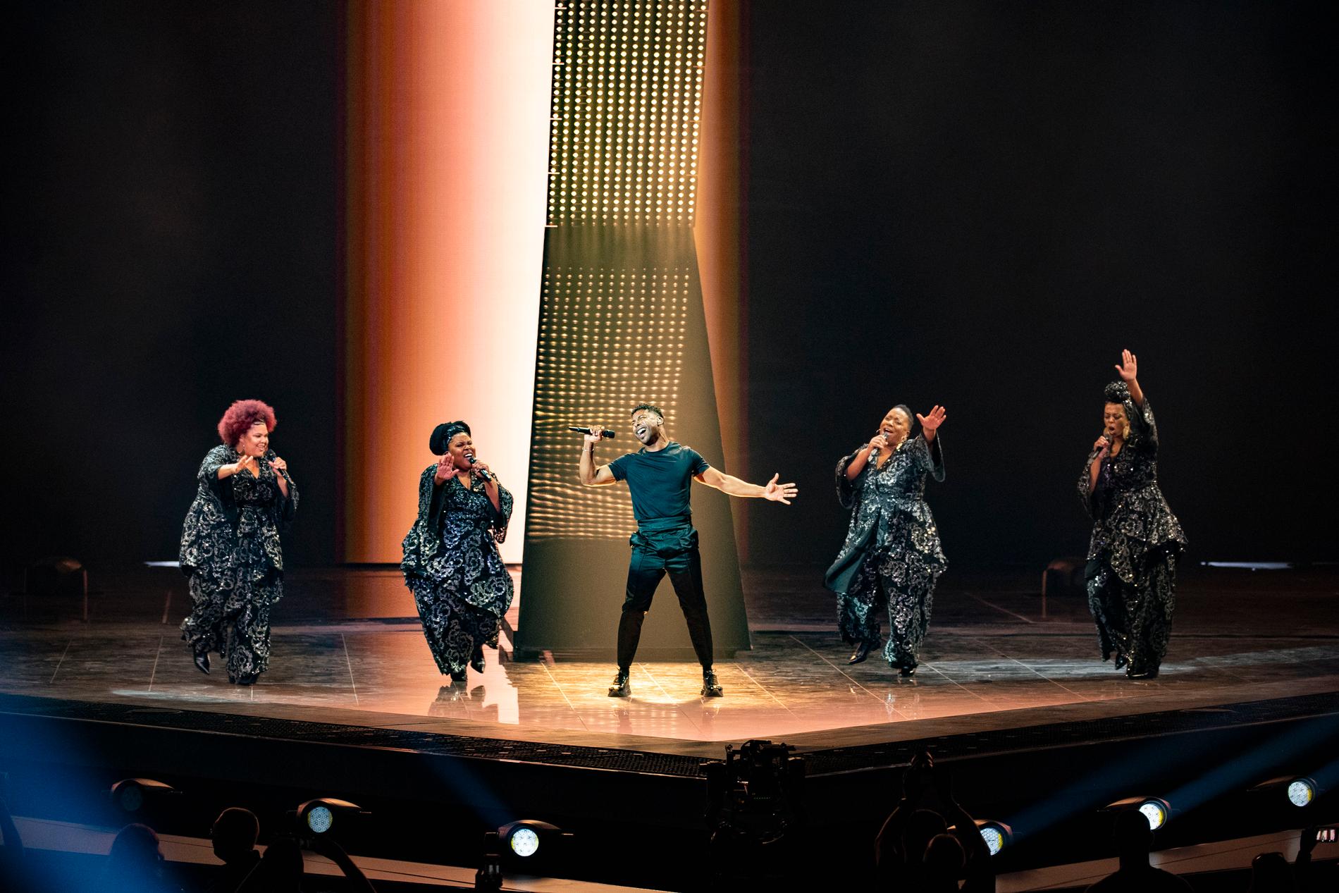 SVT var tvungna att specialkonstruera en golvfäst anordning under Eurovision i Tel Aviv 2019 när John Lundvik fick nej på att montera upp en lampa i scentaket.