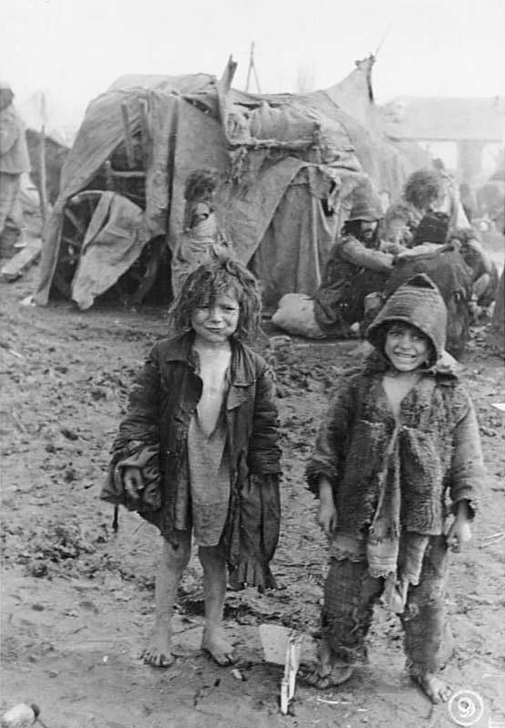 Två romska barn i regn och lera i Tirastopol nära Transnistria, dit romer deporterades under andra världskriget. Bilden är tagen 1944.