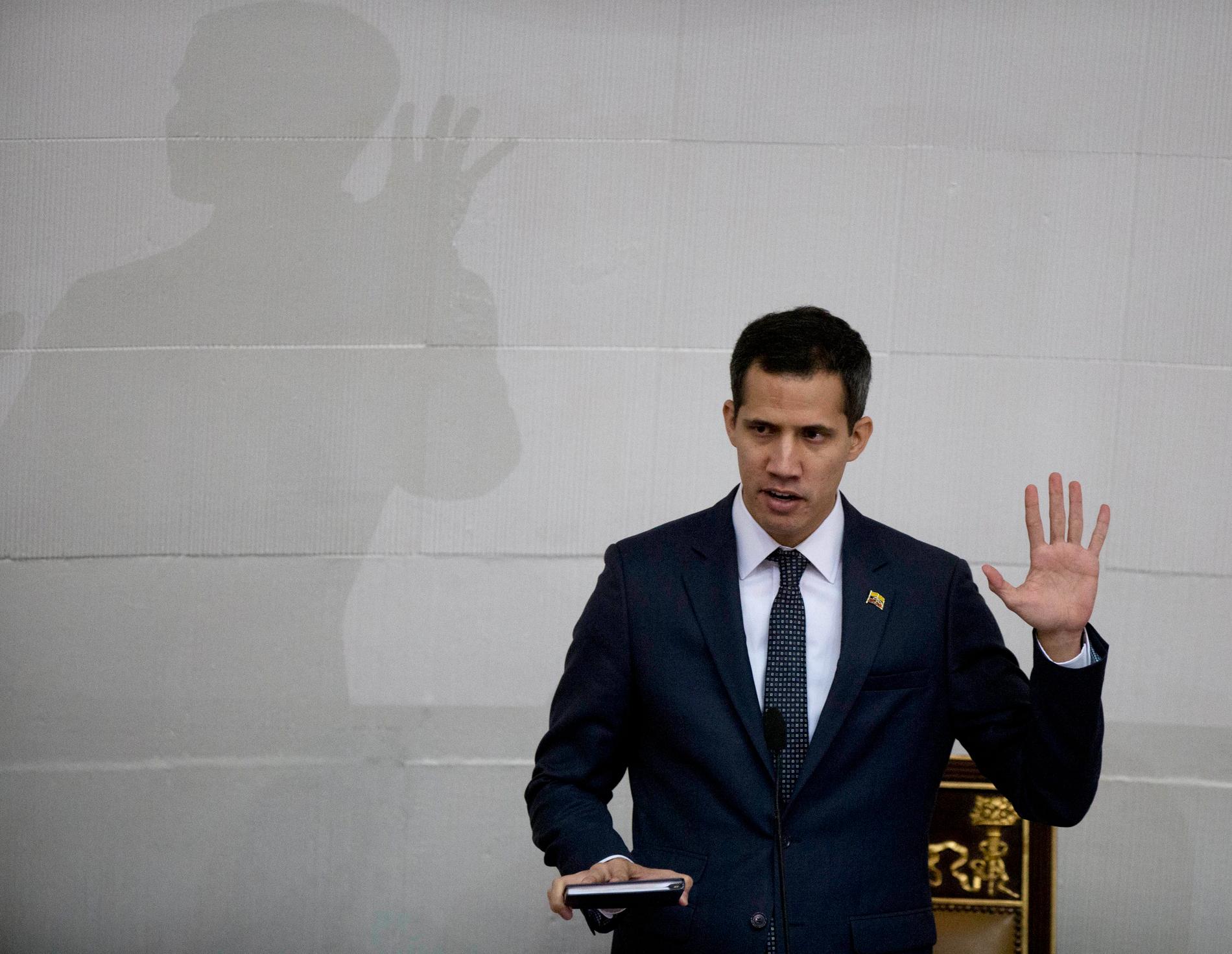 Oppositionsledaren Juan Guaido förbjuds lämna landet och får sina tillgångar frysta efter beslut i Högsta domstolen.